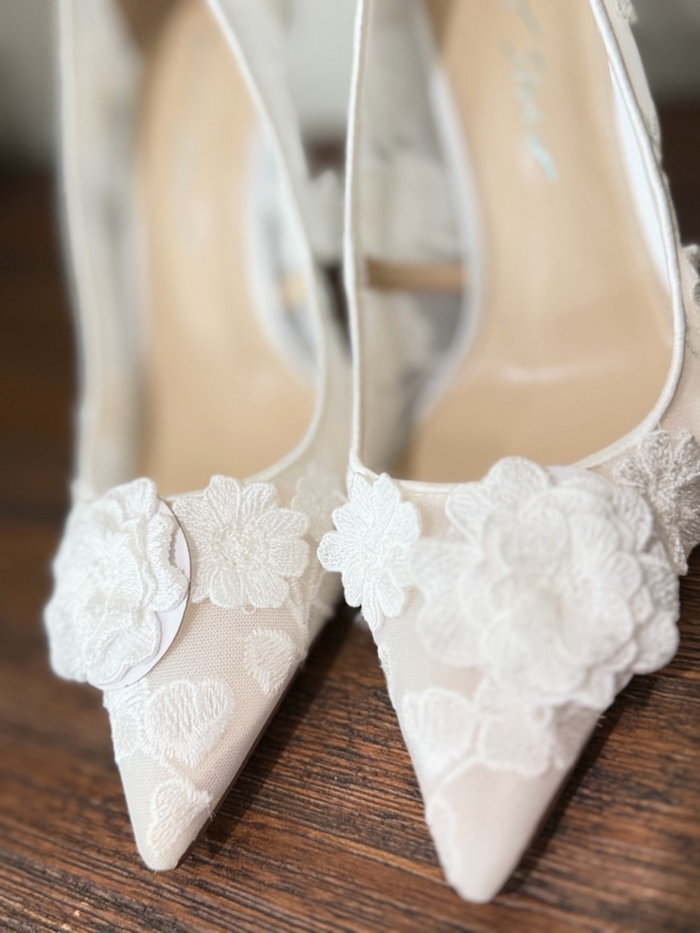 Betsey Johnson White Lace Floral Appliqué Pointed Stiletto Heels - Picture 15 of 16